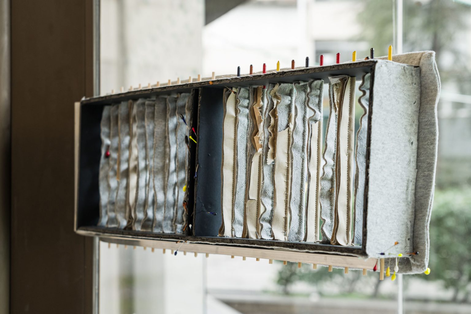 en la dirección del conducto [in the direction of the duct] by Noela Covelo Velasco – installation view