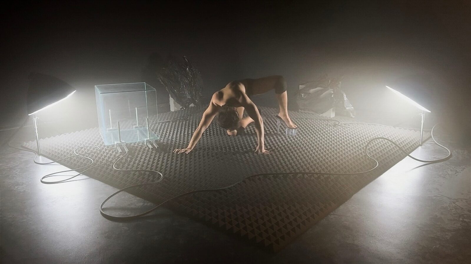 [GLASS] CLOSET - THE PERFORMANCE [+] The choreography of not being noticed. by Matteo De Caminada – installation view