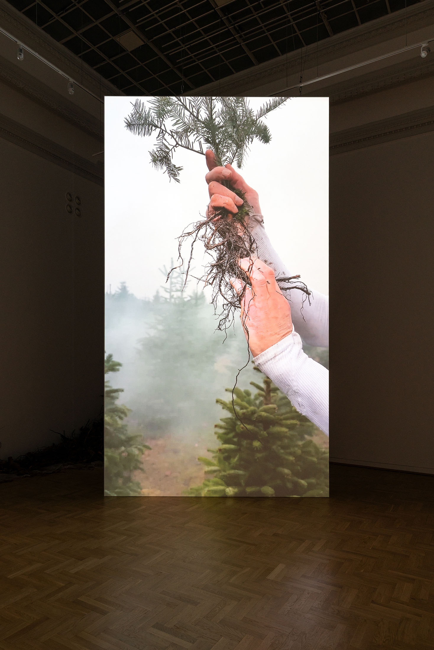 Image gallery Außerkörperliche Erfahrung: Wandering Spirit (still) by Jura Shust – installation view