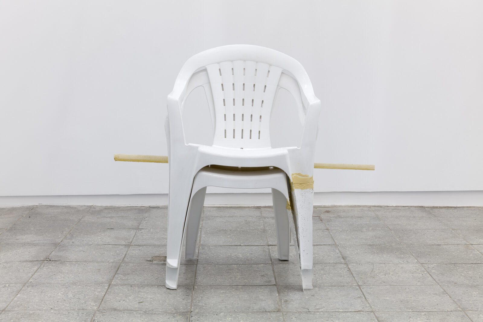 Sillas (Riazor/Víznar) by David Bestué – installation view