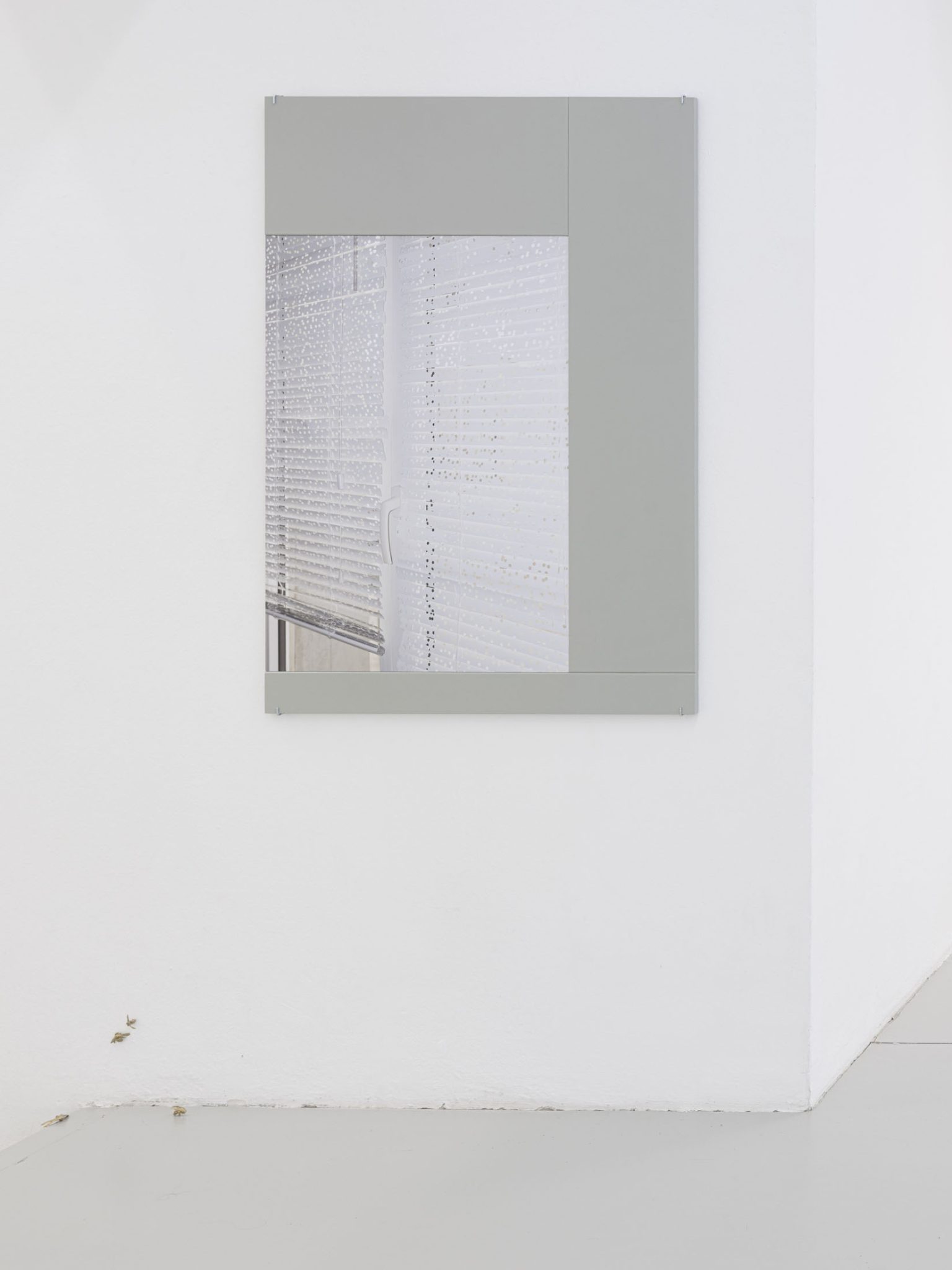 attention, il y a peut-être encore une incertitude collée sous la poignée by Leolie Greet – installation view