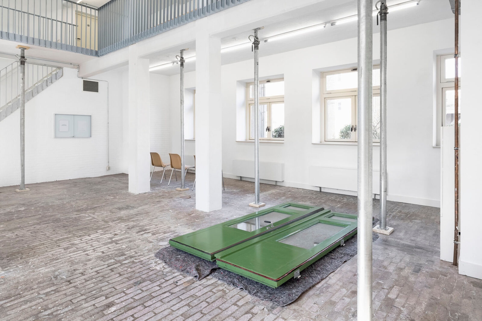Image gallery Four-Story, Flat-Roofed Complex in a Somewhat Expressionist Style