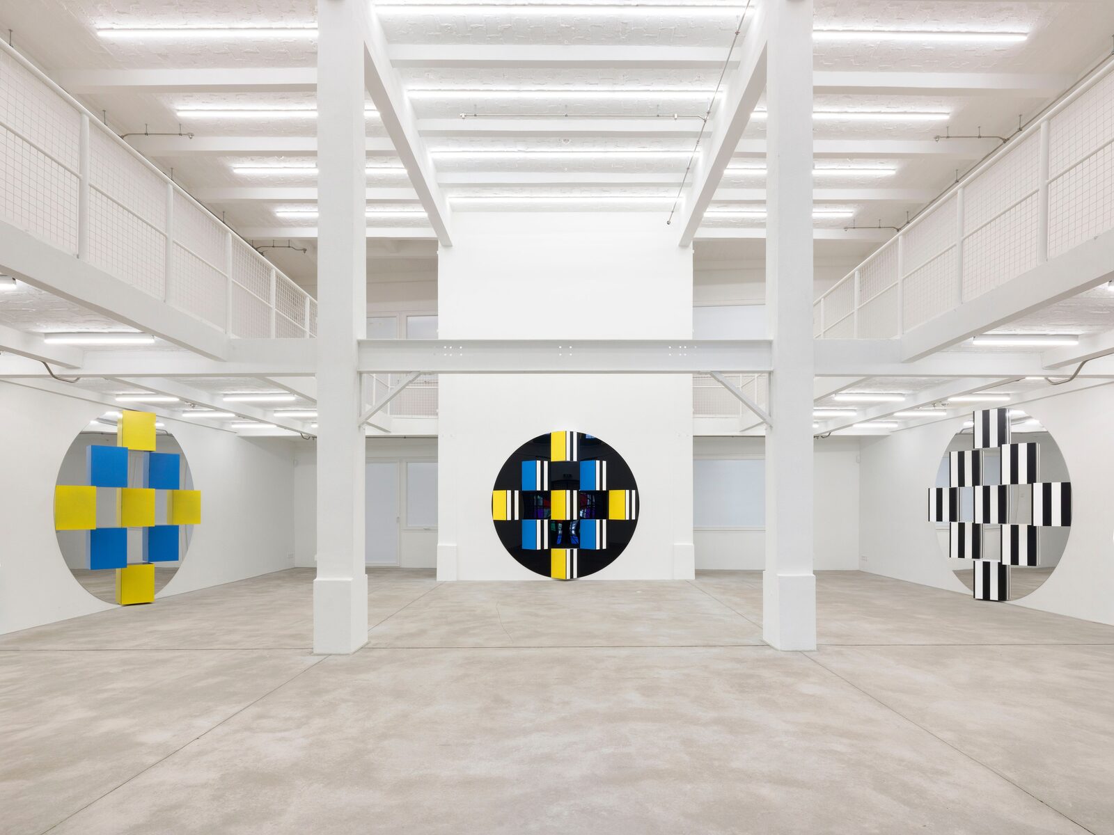 Image gallery Trois En Un, Hauts-reliefs, Travaux Situés